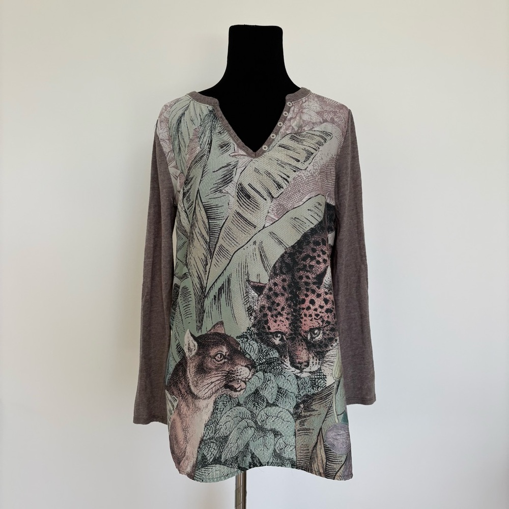 AKEMI +KIN BY ANTHROPOLOGY grey long sleeve. Size S. Perfect Condition. Animal P